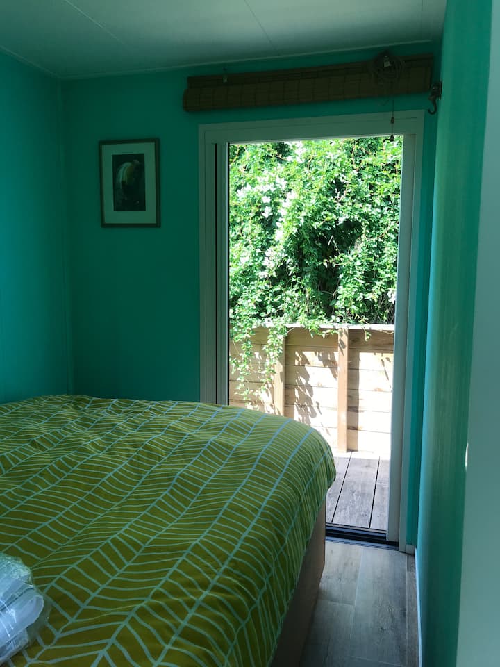 Equipado com cama de casal de 200 cm x 140 cm com um edredom de verão de 200 x 200. Debaixo da cama há muito espaço de armazenamento. Você pode colocar sua bagagem aqui e há caixas para organizar suas coisas.