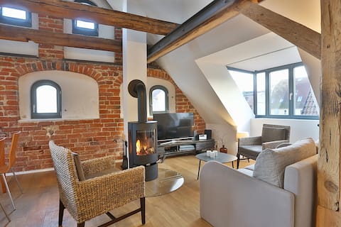 Apartment Nikolai with loggia, fireplace, in the old town
