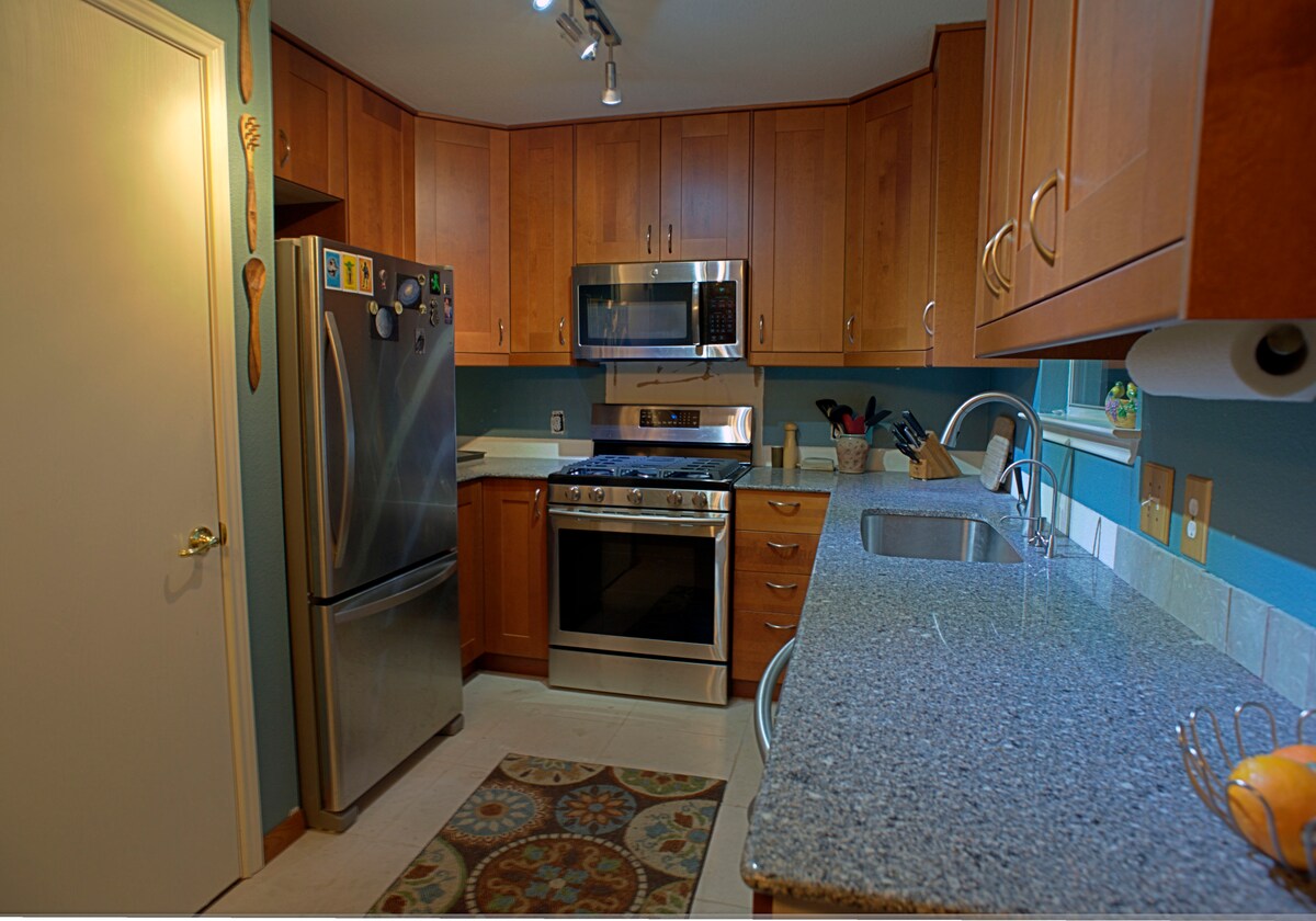 Comfortable room, 10 minutes to downtown!