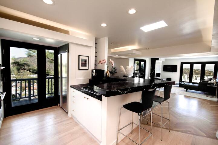 Luxury Brentwood Home with Stunning Views gallery image 5