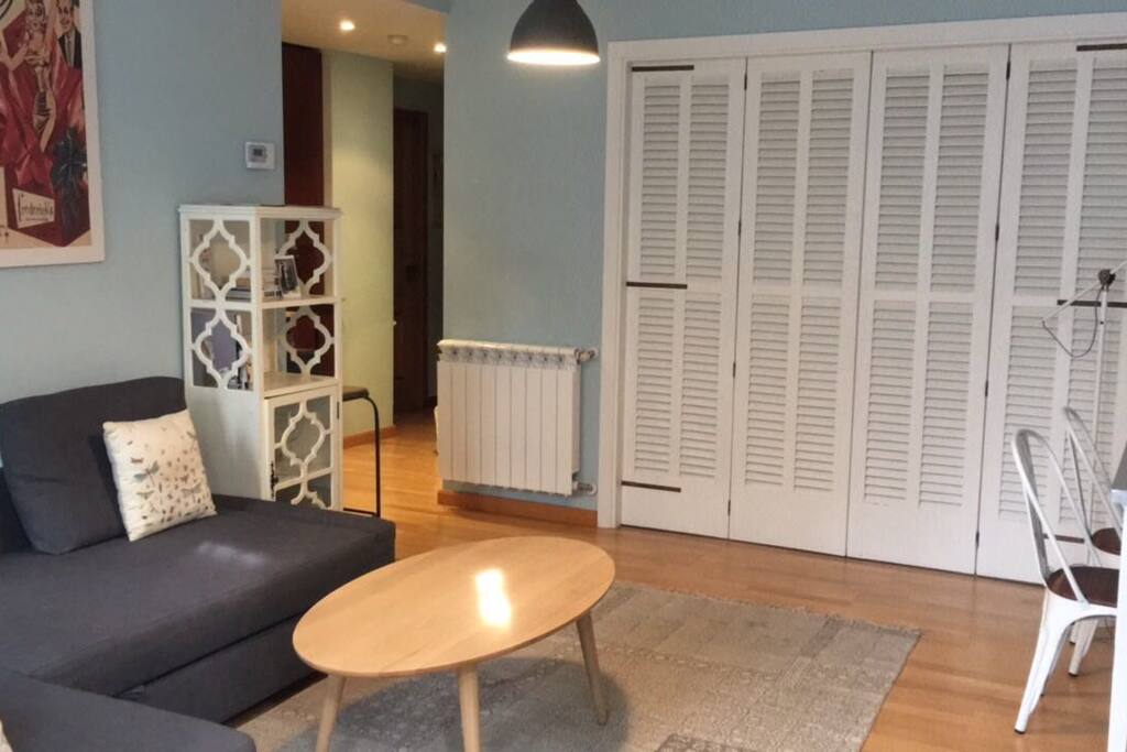 Vista salón y puertas- persianas mallorquinas dormitorio