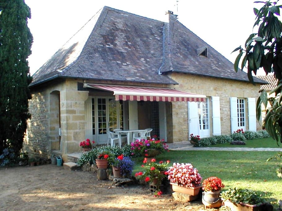 Vue de la terrasse avec salon de jardin