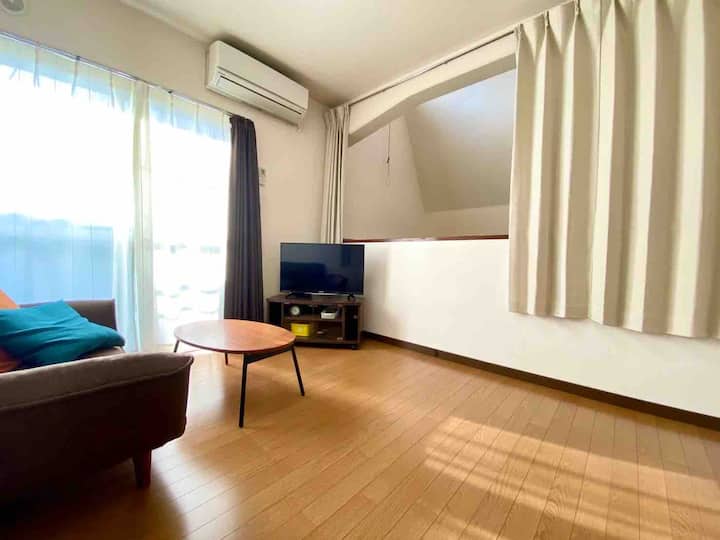 Sul confine tra il soggiorno e la camera da letto è presente una tenda divisoria.