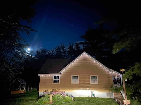 HOT TUB! Riverfront, dog friendly, 2 bedroom home!