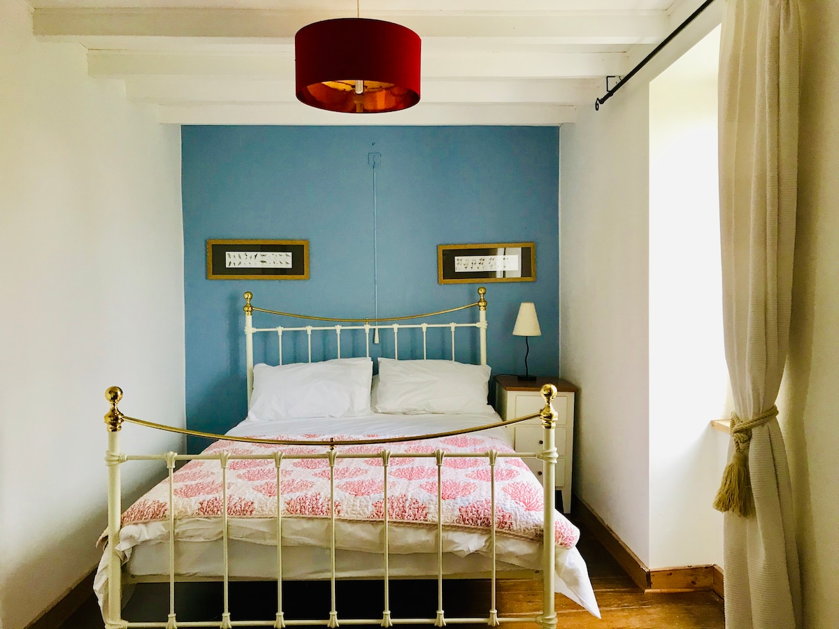 La Blatière, slaapkamer met tweepersoonsbed in de boerderij 