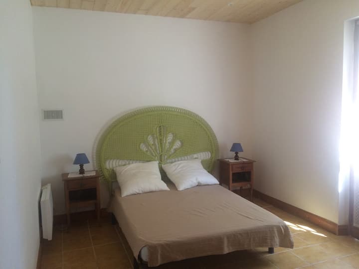 Спалня с изглед към реката с двойно легло