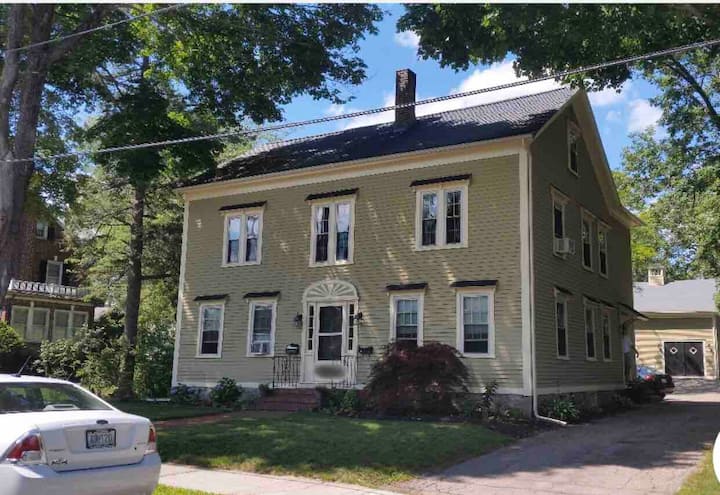 Queen bed in Quiet, Picturesque Neighborhood
