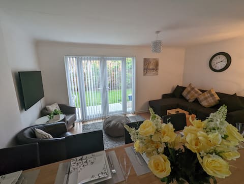 Successful Airbnb property: Modern detached bungalow with off Rd parking in Warrington