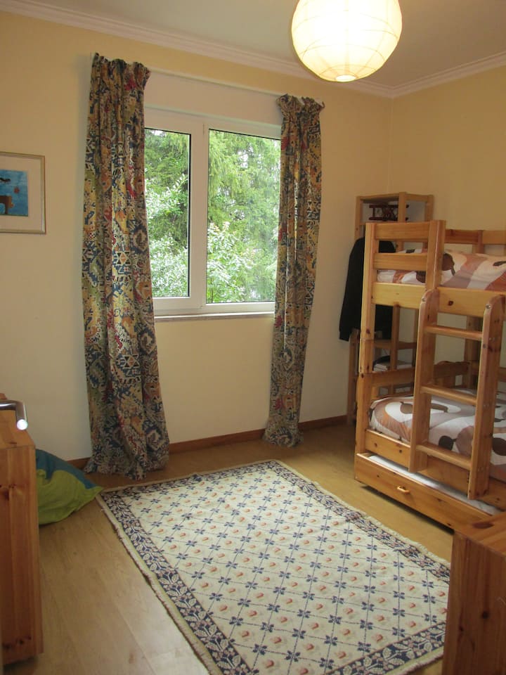 Спална соба со кревет на спрат и кревет во фиока (за 3 лица)