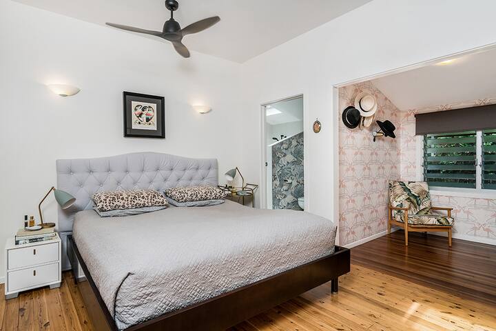 Kingsley Palms . Family Abode Walk to Town gallery image 5