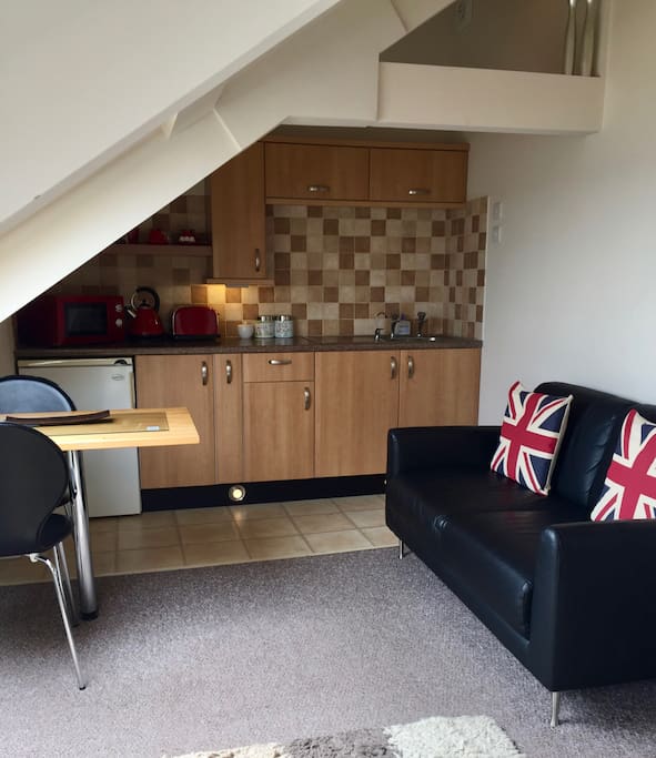 Kitchen area with breakfast table