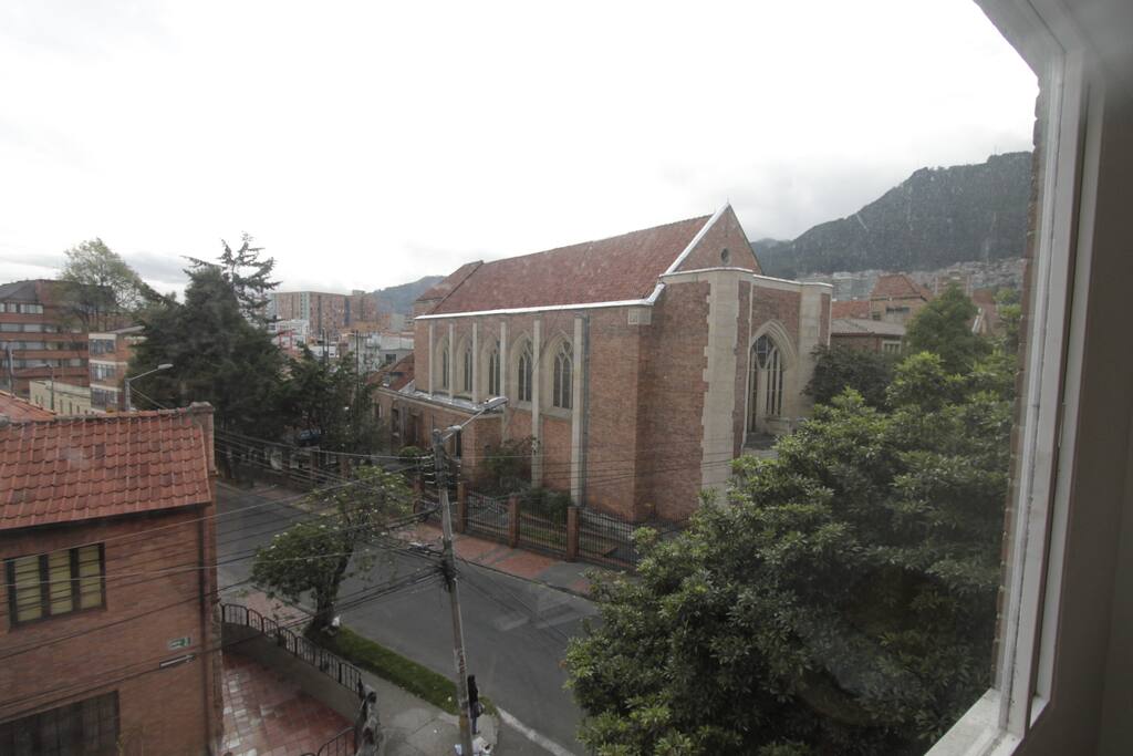 Cultural neighbourhood with excelent services, close to the transmilenio station, food courts and night life areas.