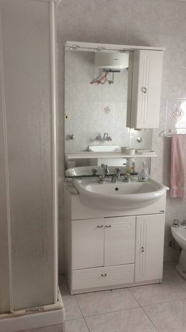 Bagno con doccia bidet e lavabo