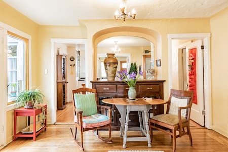 Cozy & Sunny 2-bedroom cottage in Seabright