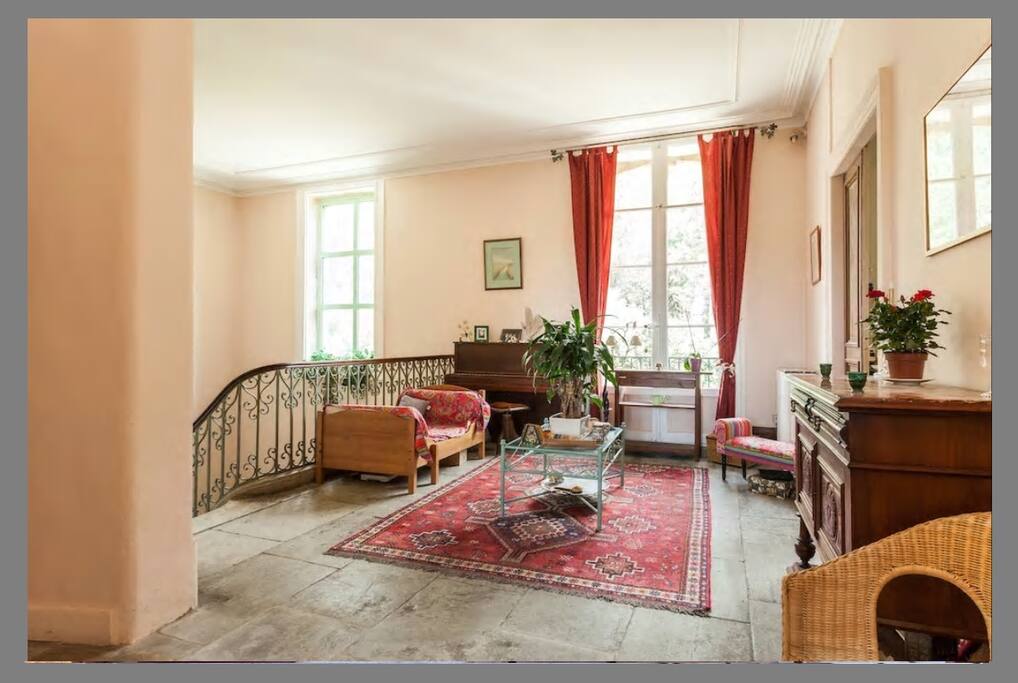 Salon de l'appartement du 1er étage à la location.