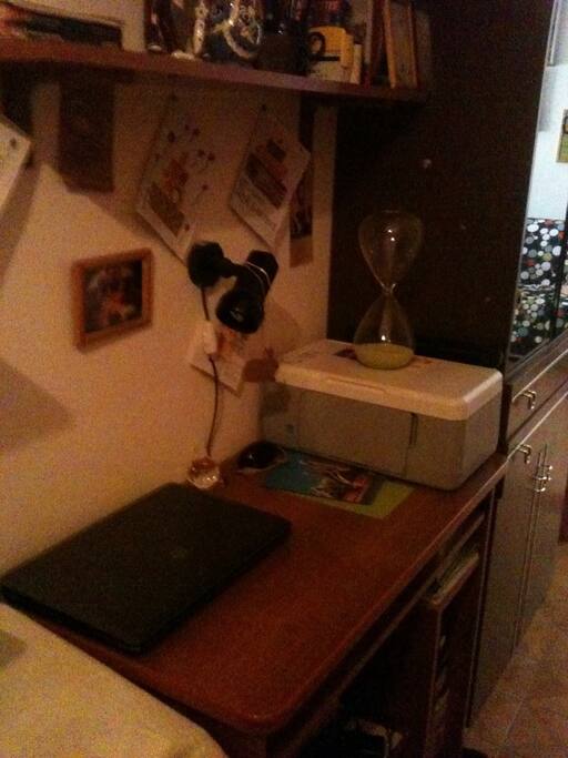 Working desk with printer - there's wifi!
