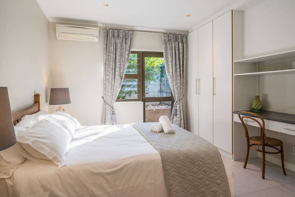 @7PillarsBnB - Room Pinot: Air conditioned, double bedroom