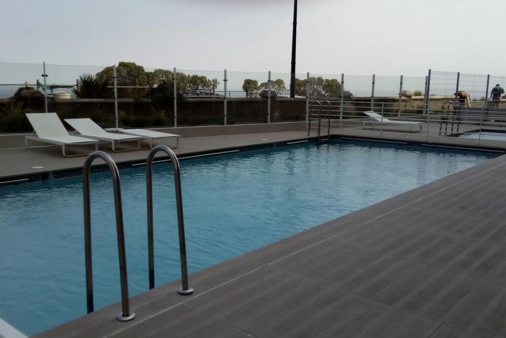 piscina,jacuzzi y equipado gimnasio