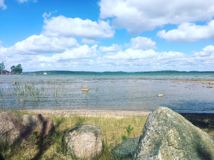 Närmaste badplats i Vättern ligger på gångavstånd från stugan.
