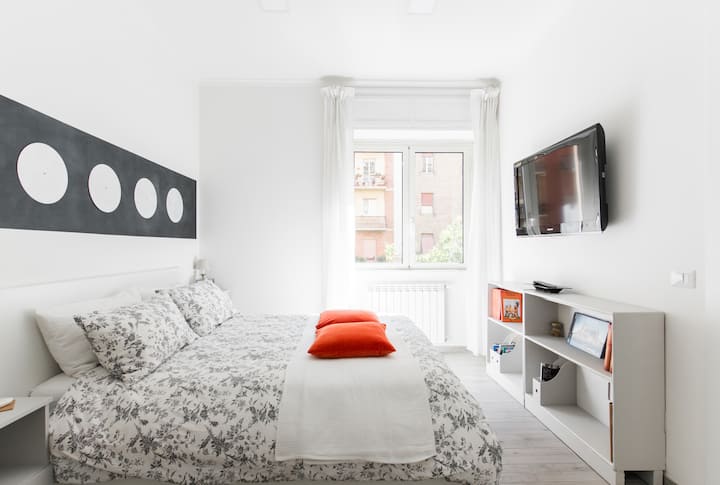 Camera da letto luminosa per energizzarti quando ti svegli (ci sono tende elettriche se vuoi dormire fino a tarda mattina ;D )