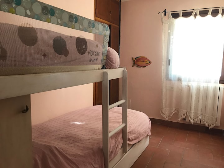 ثلاث غرف نوم وعش وطويل