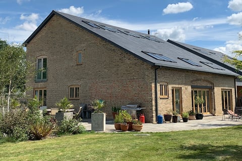 Huge modern barn Cambridge countryside sleeps 23