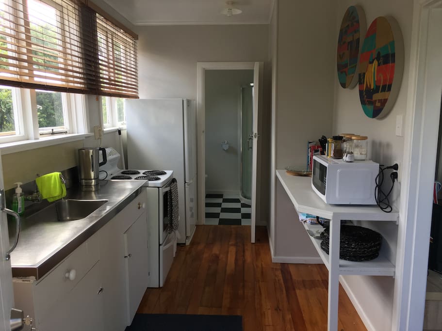 Kitchen with everything you need to cook meals. Fridge + freezer.