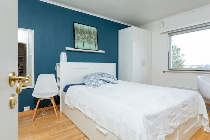 Master chumba cha kulala na kitanda mara mbili 