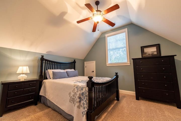 Dit is een andere kamer boven met een queensize bed.