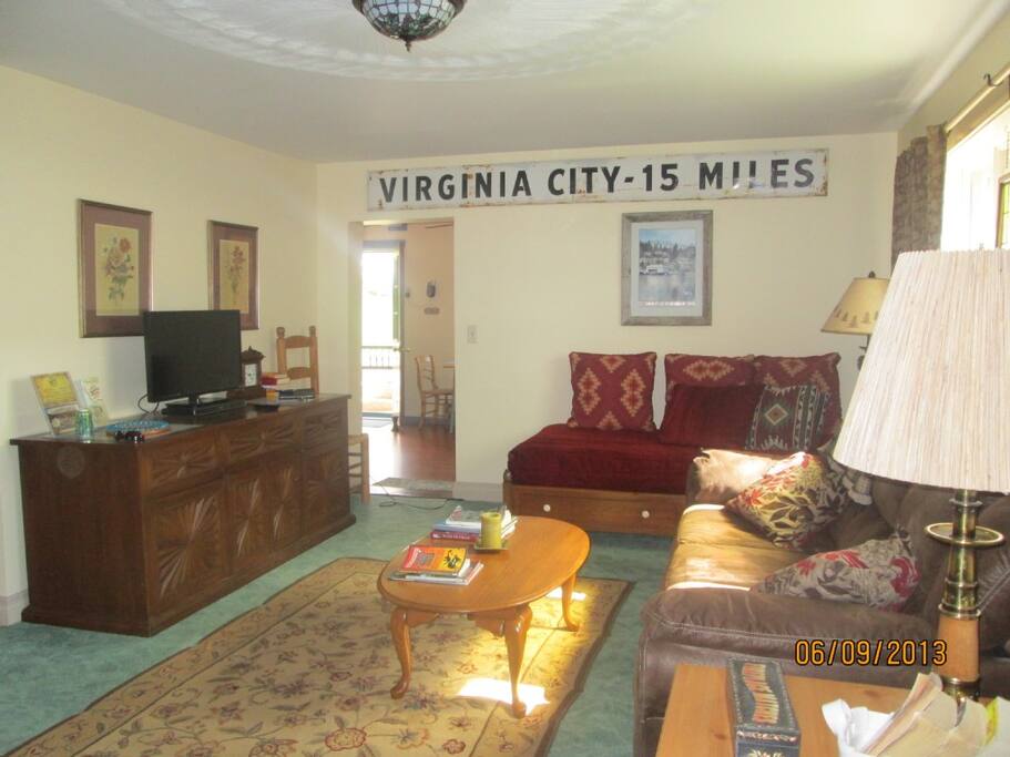 Living Room / with day bed