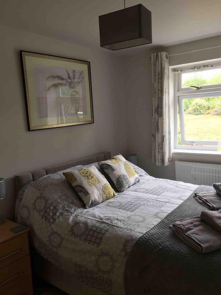 Dormitorio doble con vistas al jardín y a los campos 