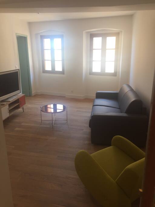 Salon très lumineux avec vue sur le vieux port. Possibilité d'accueillir 2 personnes supplémentaires (canapé lit avec un vrai matelas de 140cm). TV grand écran avec chaine TNT et Wifi.