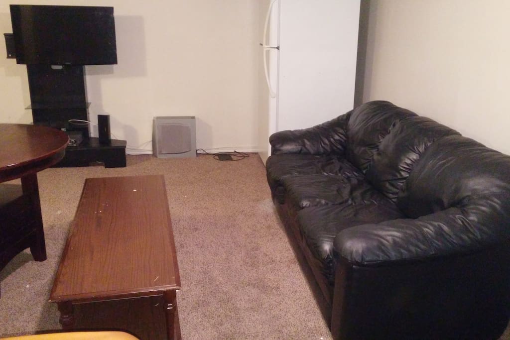 Lounge with mint leather seat, clean carpet, tv, fridge&freeze and internet.
