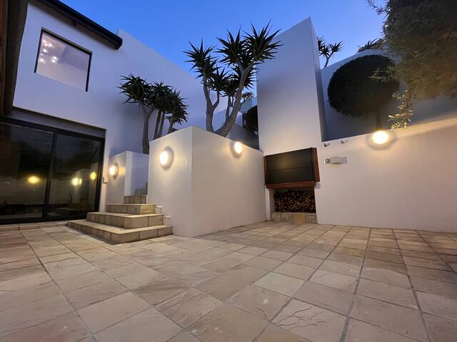 Mountain Side Family Home Breathtaking Seaviews gallery image 4