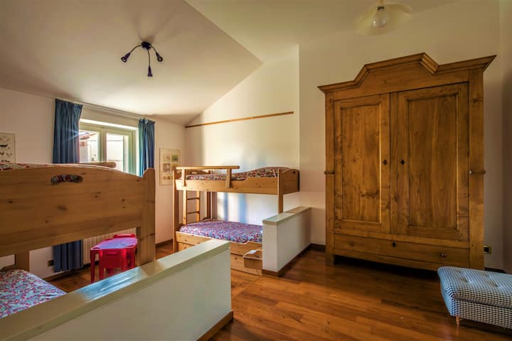 Ოთახი ორი ლამაზი ხის ორსართულიანი საწოლით, კონდიციონერით და Wi-Fi ინტერნეტით