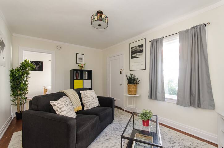 Cozy 2 bed in Great Location! Walk Everywhere!