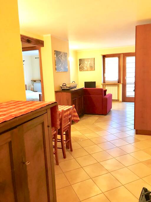 Entrance overlooking livingroom