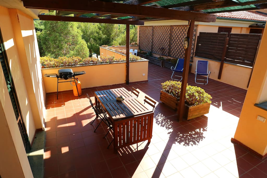 ampio tavolo e bbq per momenti di convivialità