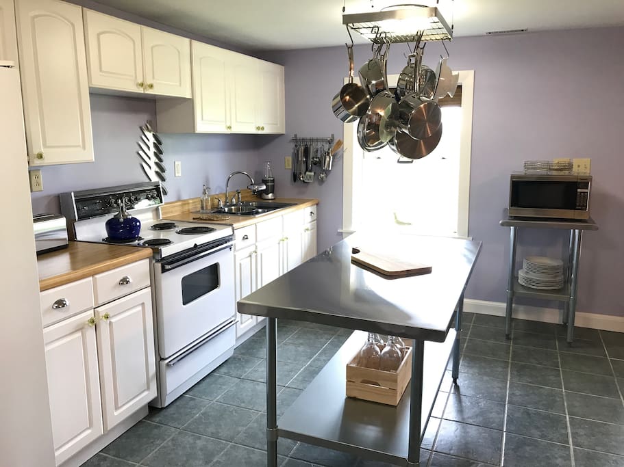 Fully equipped kitchen (downstairs)
