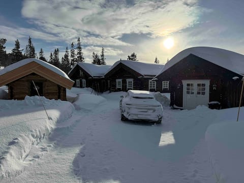 Great cabin yard with unique views Breiset by Veggli