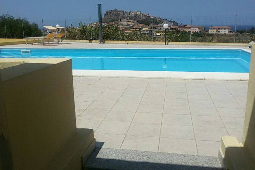 Piscina e panorama del borgo medioevale