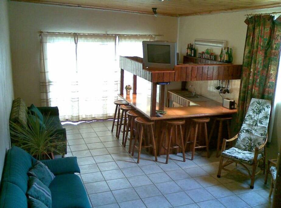 Lounge with bar counter.