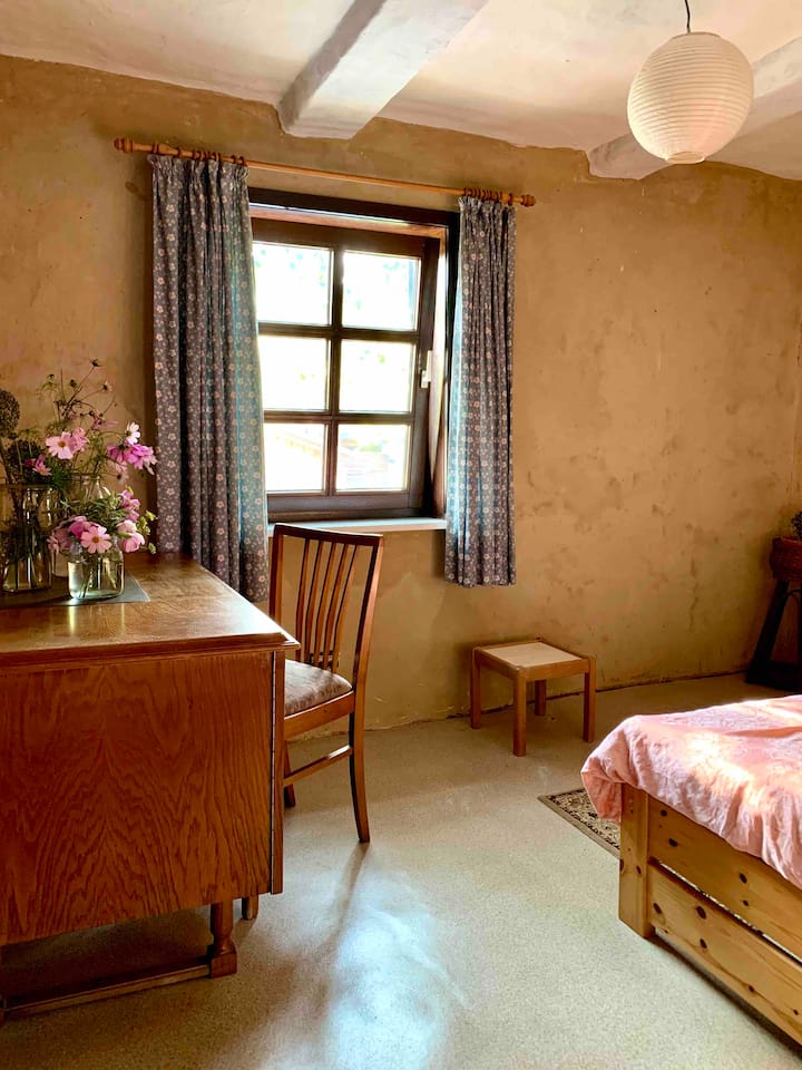 Kleine kamer in het midden van de bovenverdieping