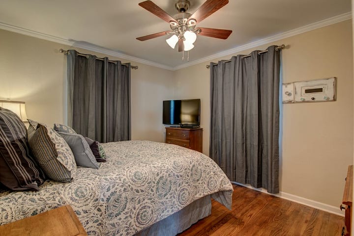 Dormitorio tamaño queen con televisor inteligente, Netflix, Hulu Plus y reproductor de DVD Blue Ray.