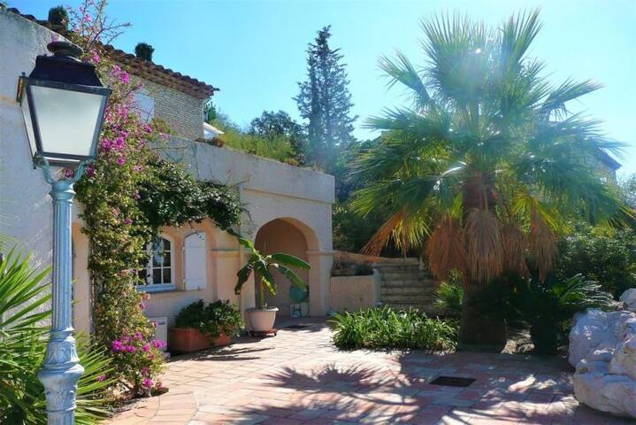 Entire home with 2 bedrooms in Frejus - Villa avec magnifique piscine et vue mer St Tropez