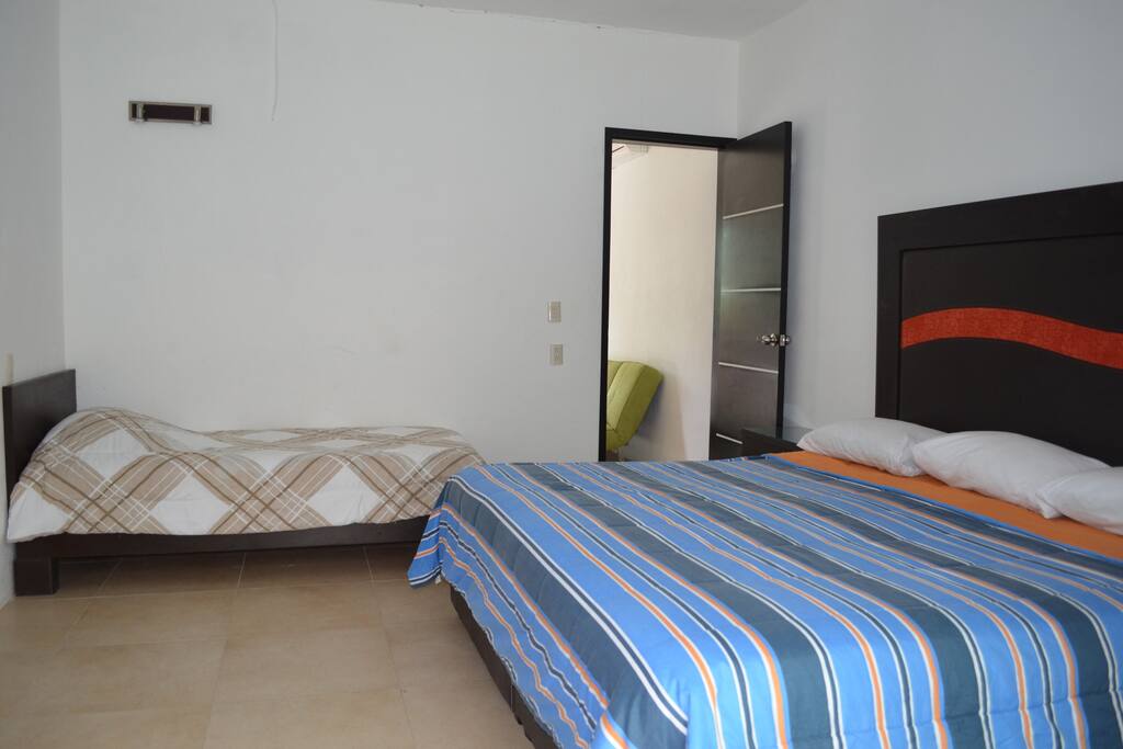Tiene una cama King size + una cama individual con baño , televisión y a/c