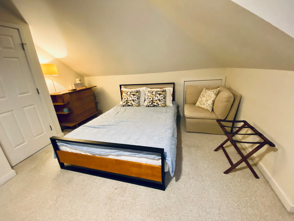 标准双人床卧室位于楼上，配备全功能卫生间。 