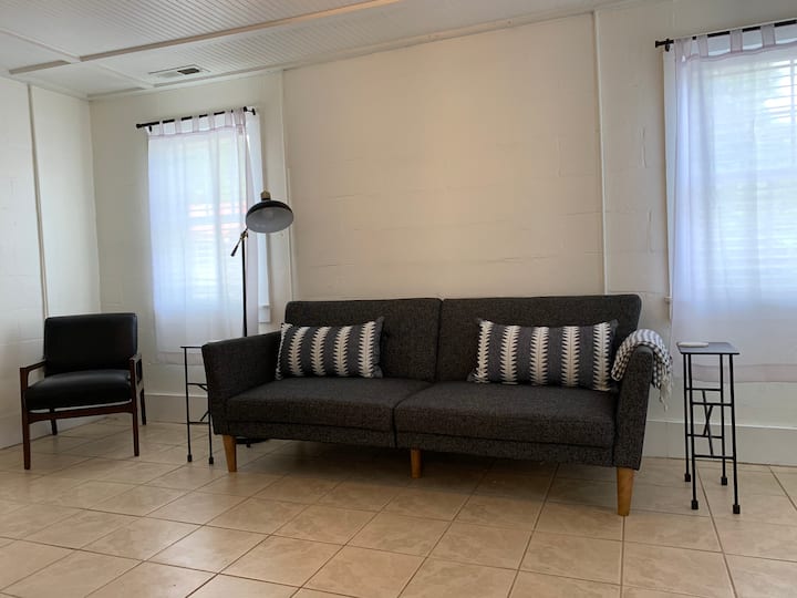 The Cozy Cottage - Steps From King W/ Priv Yard! - South Carolina Aquarium, Charleston