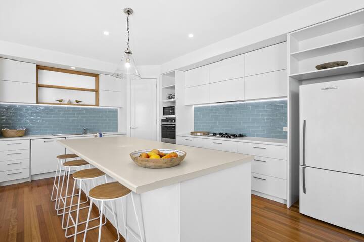 Beach, River, Golf, Shops -all within easy reach! gallery image 4