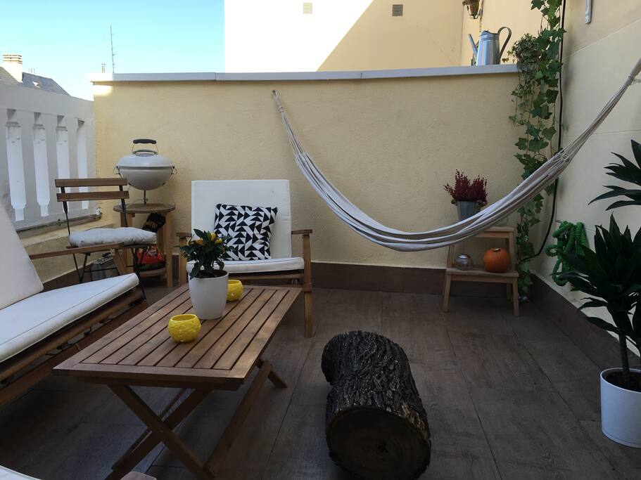 Agradable terraza con barbacoa y hamacas para disfrutar del aire libre dentro de casa